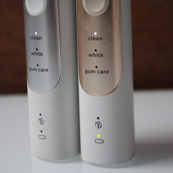 Philips Sonicare Electric Toothbrush Handles Set of 2 Gum Care Tested & Working - Picture 3 of 6